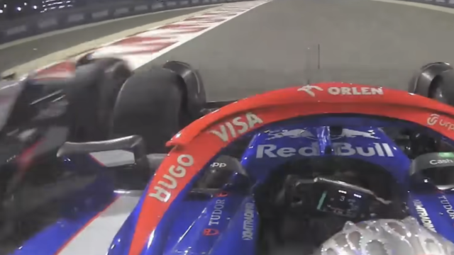 Daniel Ricciardo sfiorato dal compagno Tsunoda dopo la fine del GP Bahrain