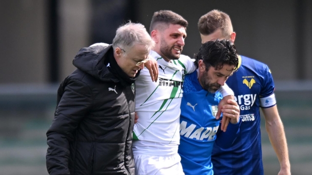 VERONA, ITALY - MARCH 03: Domenico Berardi of US Sassuolo is helped off the field due to an injury during the Serie A TIM match between Hellas Verona FC and US Sassuolo - Serie A TIM  at Stadio Marcantonio Bentegodi on March 03, 2024 in Verona, Italy. (Photo by Alessandro Sabattini/Getty Images)