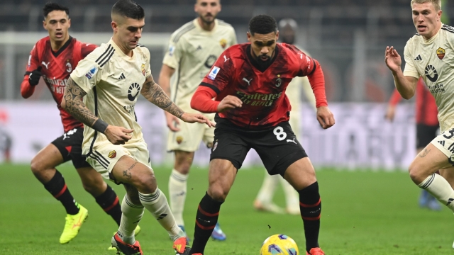 MILAN, ITALY - JANUARY 14:  Loftus Cheek of AC Milan competes for the ball with Gianluca Mancini of AS Roma during the Serie A TIM match between AC Milan and AS Roma - Serie A TIM  at Stadio Giuseppe Meazza on January 14, 2024 in Milan, Italy. (Photo by Claudio Villa/AC Milan via Getty Images)