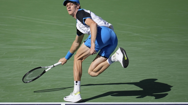 epa11212658 Jannik Sinner of Italy in action against Jan-Lennard Struff of Germany during the BNP Paribas Open tennis tournament in Indian Wells, California, USA, 10 March 2024.  EPA/RAY ACEVEDO