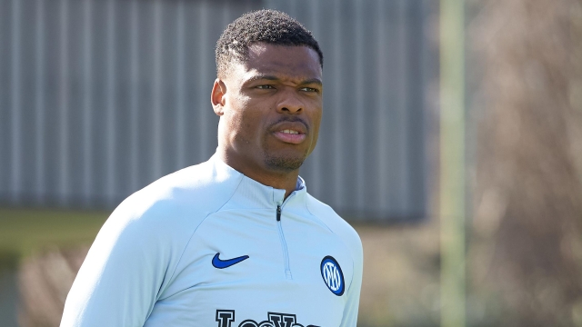 COMO, ITALY - MARCH 07: Denzel Dumfries of FC Internazionale looks on during the FC Internazionale training session at the club's training ground Suning Training Center on March 07, 2024 in Como, Italy. (Photo by Francesco Scaccianoce - Inter/Inter via Getty Images)