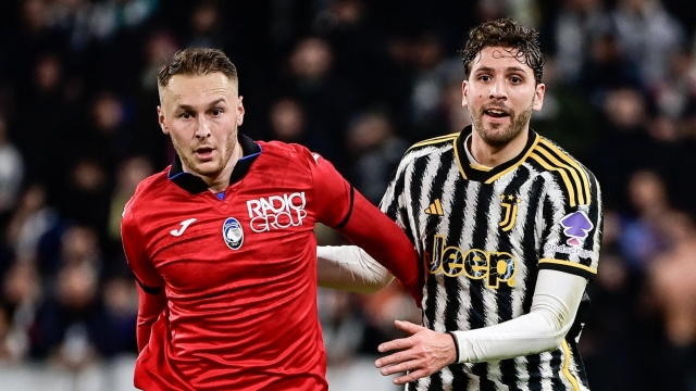 Atalanta\'s Teun Koopmeiners fights for the ball with Juventus\' Manuel Locatelli     during the Serie A soccer match between Juventus and Atalanta at the Allianz Stadium in Torino, north west Italy - Sunday, March 10, 2024. Sport - Soccer . (Photo by Marco Alpozzi/Lapresse)