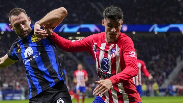 Atletico Madrid's Alvaro Morata, right, fights for the ball with =Inter Milan's Stefan de Vrij during the Champions League, round of 16, second leg soccer match between Atletico Madrid and Inter Milan at the Metropolitano stadium in Madrid, Spain, Wednesday, March 13, 2024. (AP Photo/Manu Fernandez)