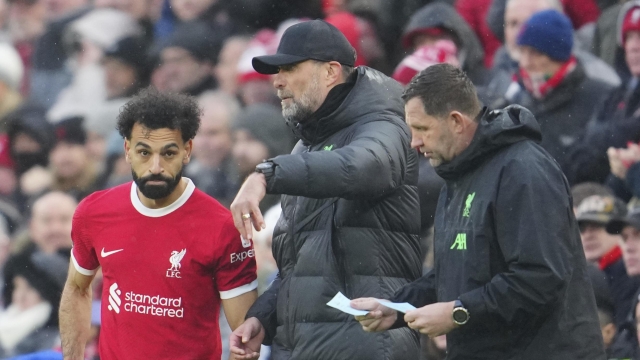 Liverpool's manager Jurgen Klopp, center, gives directions to Liverpool's Mohamed Salah, left, before entering the pitch during the English Premier League soccer match between Liverpool and Manchester City, at Anfield stadium in Liverpool, England, Sunday, March 10, 2024. (AP Photo/Jon Super)