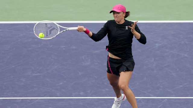 INDIAN WELLS, CALIFORNIA - MARCH 15: Iga Swiatek of Poland returns a shot to Marta Kostyuk of Ukraine during the Women's Semifinals of the BNP Paribas Open at Indian Wells Tennis Garden on March 15, 2024 in Indian Wells, California.   Matthew Stockman/Getty Images/AFP (Photo by MATTHEW STOCKMAN / GETTY IMAGES NORTH AMERICA / Getty Images via AFP)
