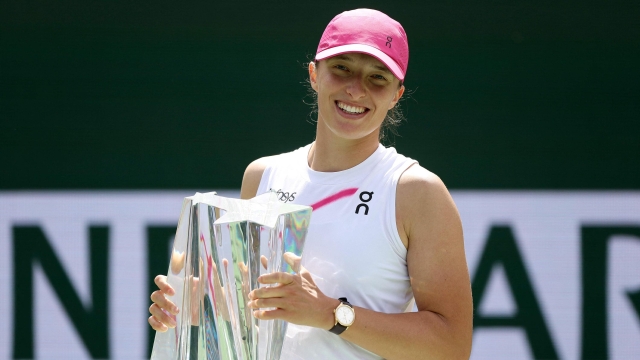 INDIAN WELLS, CALIFORNIA - MARCH 17: Iga Swiatek of Poland poses for photographers after defeating Maria Sakkari of Greece during the Women's Final of the BNP Paribas Open at Indian Wells Tennis Garden on March 17, 2024 in Indian Wells, California.   Matthew Stockman/Getty Images/AFP (Photo by MATTHEW STOCKMAN / GETTY IMAGES NORTH AMERICA / Getty Images via AFP)