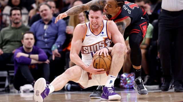 PHOENIX, ARIZONA - JANUARY 22: Drew Eubanks #14 of the Phoenix Suns controls a loose ball in front of DeMar DeRozan #11 of the Chicago Bulls during the first half at Footprint Center on January 22, 2024 in Phoenix, Arizona. NOTE TO USER: User expressly acknowledges and agrees that, by downloading and or using this photograph, User is consenting to the terms and conditions of the Getty Images License Agreement.   Chris Coduto/Getty Images/AFP (Photo by Chris Coduto / GETTY IMAGES NORTH AMERICA / Getty Images via AFP)