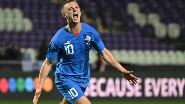 TOPSHOT - Iceland's forward #10 Albert Gudmundsson celebrates scoring his equalizing 1-1 goal during the UEFA EURO 2024 qualifier play-off semi-final football match Israel v Iceland at the Szusza Ferenc Stadium in Budapest, Hungary on March 21, 2024. (Photo by Attila KISBENEDEK / AFP)