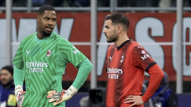 MILAN, ITALY - NOVEMBER 28: Mike Maignan (L) of AC Milan and Theo Hernandez (R) shows his dejection during the UEFA Champions League match between AC Milan and Borussia Dortmund at Stadio Giuseppe Meazza on November 28, 2023 in Milan, Italy. (Photo by Giuseppe Cottini/AC Milan via Getty Images)