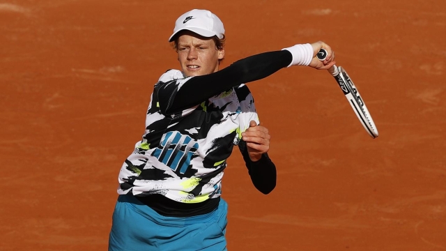PARIS, FRANCE - OCTOBER 04: Jannik Sinner of Italy plays a forehand during his Men's Singles fourth round match against Alexander Zverev of Germany on day eight of the 2020 French Open at Roland Garros on October 04, 2020 in Paris, France. (Photo by Clive Brunskill/Getty Images)