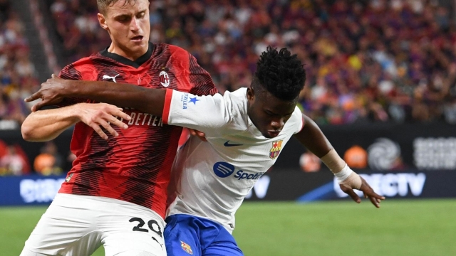 LAS VEGAS, NEVADA - AUGUST 01: Lorenzo Colombo #29 of AC Milan battles for the ball with Mika Faye #30 of FC Barcelona during the second half of a preseason friendly match during the 2023 Soccer Champions Tour at Allegiant Stadium on August 01, 2023 in Las Vegas, Nevada.   Candice Ward/Getty Images/AFP (Photo by Candice Ward / GETTY IMAGES NORTH AMERICA / Getty Images via AFP)
