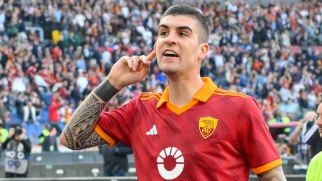 ROME, ITALY - APRIL 06: Gianluca Mancini of AS Roma celebrates after scored the first goal for his team during the Serie A TIM match between AS Roma and SS Lazio - Serie A TIM  at Stadio Olimpico on April 06, 2024 in Rome, Italy. (Photo by Fabio Rossi/AS Roma via Getty Images)