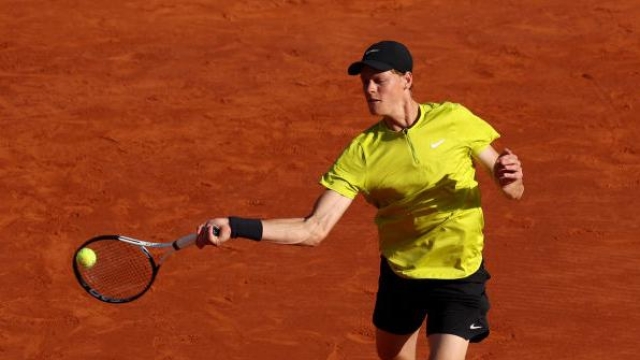 MONTE-CARLO, MONACO - APRIL 14: Jannik Sinner of Italy plays a forehand against Lorenzo Musetti of Italy in their quarterfinal match during day six of the Rolex Monte-Carlo Masters at Monte-Carlo Country Club on April 14, 2023 in Monte-Carlo, Monaco. (Photo by Clive Brunskill/Getty Images)