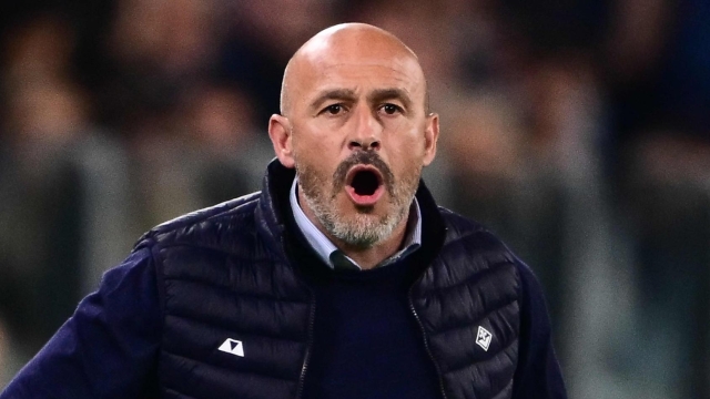 Fiorentina's Italian coach Vincenzo Italiano reacts during the Italian Serie A football match between Juventus and Fiorentina, at The Allianz Stadium, in Turin on April 7, 2024. (Photo by Marco BERTORELLO / AFP)