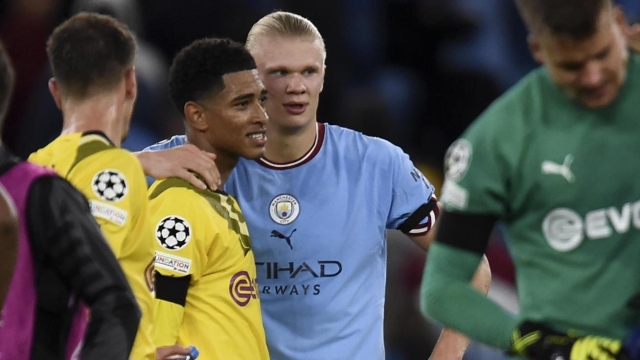 epa10184858 Erling Haaland (C-R) of Manchester City talks with Jude Bellingham (L) of Dortmund after winning the UEFA Champions League group G soccer match between Manchester City and Borussia Dortmund in Manchester, Britain, 14 September 2022.  EPA/PETER POWELL