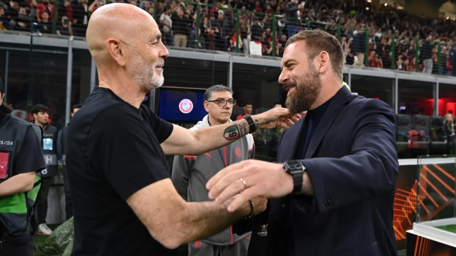 MILAN, ITALY - APRIL 11:  Head coach of AC Milan Stefano Pioli shakes hands with head coach of AS Roma Daniele De Rossi before the UEFA Europa League 2023/24 Quarter-Final first leg match between AC Milan and AS Roma at Stadio Giuseppe Meazza on April 11, 2024 in Milan, Italy. (Photo by Claudio Villa/AC Milan via Getty Images)