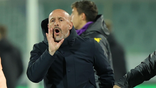 FLORENCE, ITALY - APRIL 18: Head coach Vincenzo Italiano manager of ACF Fiorentina gestures during the UEFA Europa Conference League 2023/24 Quarter-final second leg match between ACF Fiorentina and Viktoria Plzen at Stadio Artemio Franchi on April 18, 2024 in Florence, Italy.(Photo by Gabriele Maltinti/Getty Images