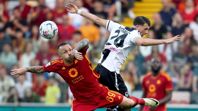 Udinese's Lazar Samardzic (R) and Roma's Tasende Jose Angelino in action during the Italian Serie A soccer match Udinese Calcio vs AS Roma at the Friuli - Dacia Arena stadium in Udine, Italy, 14 April 2024. ANSA / GABRIELE MENIS