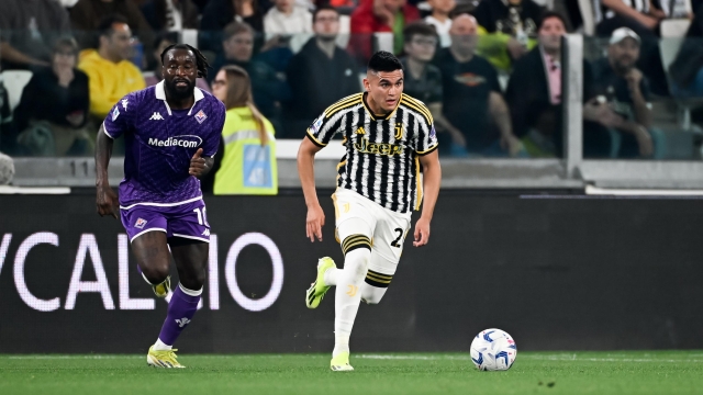 TURIN, ITALY - APRIL 07: Carlos Alcaraz of Juventus is challenged by M'bala Nzola of ACF Fiorentina during the Serie A TIM match between Juventus and ACF Fiorentina at Allianz Stadium on April 07, 2024 in Turin, Italy. (Photo by Daniele Badolato - Juventus FC/Juventus FC via Getty Images)
