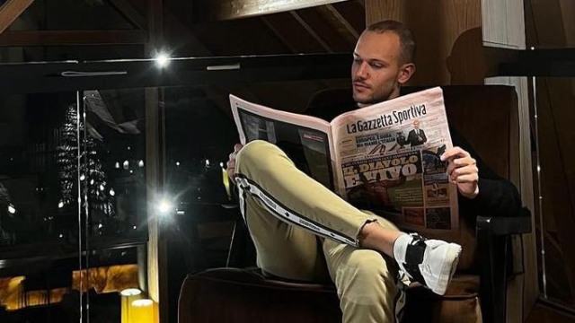 Luca Ghiotto mentre legge la Gazzetta dello Sport