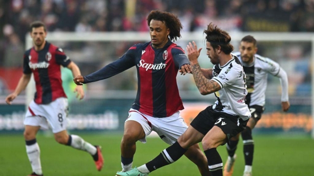 UDINE, ITALY - DECEMBER 30: Joshua Zirkzee of Bologna FC  competes for the ball with João Ferreira of Udinese Calcio during the Serie A TIM match between Udinese Calcio and Bologna FC at Dacia Arena on December 30, 2023 in Udine, Italy. (Photo by Alessandro Sabattini/Getty Images)