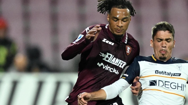 SALERNO, ITALY - MARCH 16: Iron Gomis of US Salernitana battles for possession with Joan Gonzalez of US Lecce during the Serie A TIM match between US Salernitana and US Lecce at Stadio Arechi on March 16, 2024 in Salerno, Italy. (Photo by Francesco Pecoraro/Getty Images)