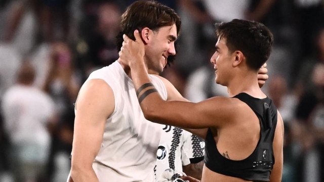 AS Roma's Argentinian forward Paulo Dybala (R) congratulates Juventus' Serbian forward Dusan Vlahovic at the end of the Italian Serie A football match between Juventus and AS Roma on August 27, 2022 at the Juventus stadium in Turin. (Photo by Marco BERTORELLO / AFP)