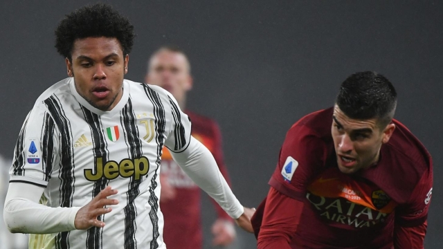 Juventus' American midfielder Weston McKennie (L) challenges Roma's Italian defender Gianluca Mancini during the Italian Serie A football match Juventus vs AS Roma on February 6, 2021 at the Juventus stadium in Turin. (Photo by Isabella BONOTTO / AFP)