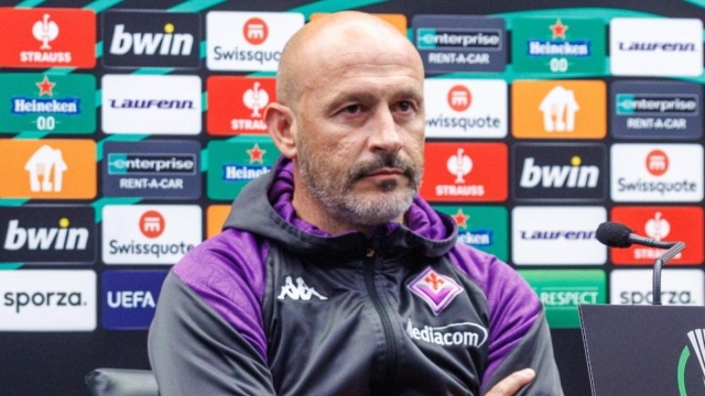 epa11325187 Head coach of Fiorentina, Vincenzo Italiano (R) and Lucas Martinez Quarta address to media during the press conference on the eve of the UEFA Europa Conference League semi final soccer match between Club Brugge and Fiorentina, in Bruges, Belgium, 07 May 2024.  EPA/OLIVIER MATTHYS