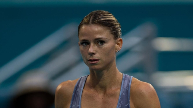 MIAMI GARDENS, FLORIDA - MARCH 23: Camila Giorgi of Italy walks to get her towel against Iga Swiatek of Poland during their match at Hard Rock Stadium on March 23, 2024 in Miami Gardens, Florida.   Brennan Asplen/Getty Images/AFP (Photo by Brennan Asplen / GETTY IMAGES NORTH AMERICA / Getty Images via AFP)