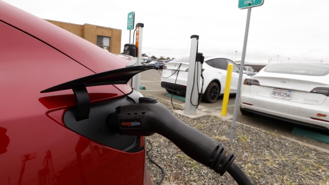 epa10654507 A Tesla EV vehicle is charged at a Chargepoint charger station in Richmond, California, USA, 25 May 2023. Chargepoint is an EV charging network open to many EV charging vehicles.  EPA/JOHN G. MABANGLO