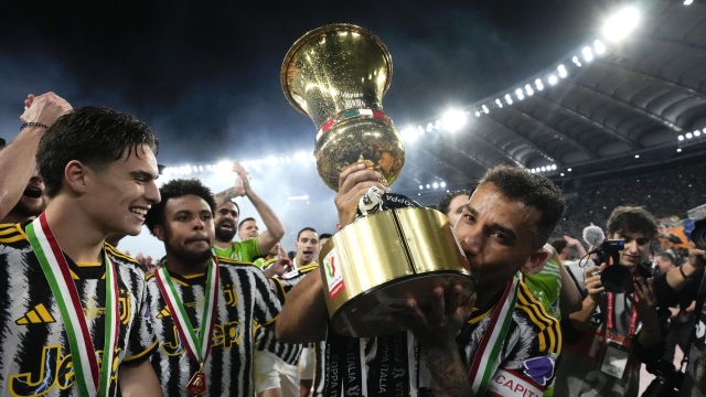 Juventus' Danilo celebrates with the trophy at the end of the Italian Cup final soccer match between Atalanta and Juventus at Rome's Olympic Stadium, Wednesday, May 15, 2024. (AP Photo/Gregorio Borgia)