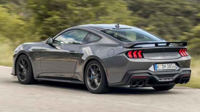 Ford Mustang 2024, Dark Horse laterale