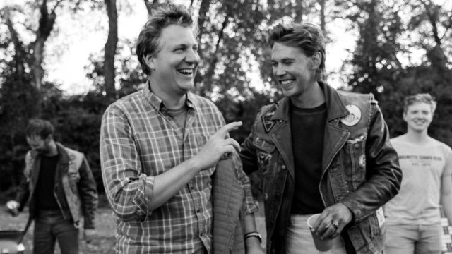 (L to R) Director Jeff Nichols and actor Austin Butler on the set of THE BIKERIDERS, a Focus Features release. Credit: Kyle Kaplan/Focus Features. © 2024 Focus Features, LLC. All Rights Reserved.