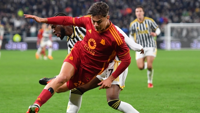 Juventus' Samuel Iling Junior and Roma's Paulo Dybala in action during the italian Serie A soccer match Juventus FC vs AS Roma at the Allianz Stadium in Turin, Italy, 30 december 2023 ANSA/ALESSANDRO DI MARCO