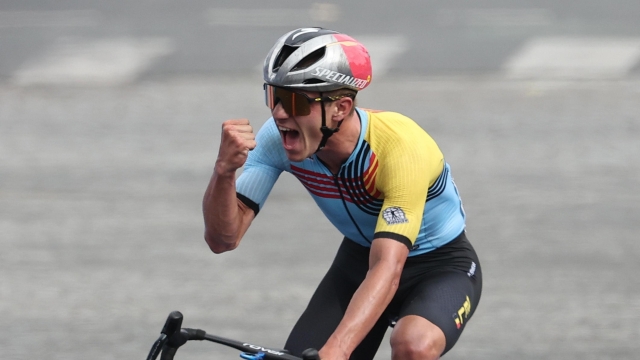 epa11522767 Remco Evenepoel of Belgium celebrates after winning the Men's Road Cycling Race of the Paris 2024 Olympic Games in Paris, France, 03 August 2024.  EPA/CHRISTOPHE PETIT TESSON