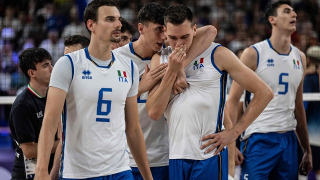 TOPSHOT - Italy's players react after the men's volleyball semi-final match between Italy and France at the South Paris Arena 1 in Paris on August 7, 2024 during the Paris 2024 Olympic Games. (Photo by PATRICIA DE MELO MOREIRA / AFP)