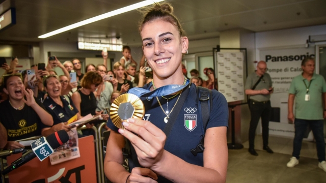 Alessia Orro allarrivo della squadra di volley femminile allaeroporto di Linate, Milano, 12 agosto 2024. ANSA/MATTEO CORNER