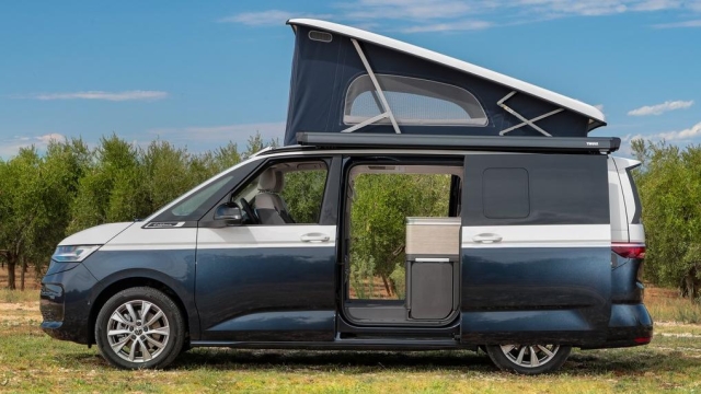 Volkswagen California 2024, la novità della doppia porta scorrevole