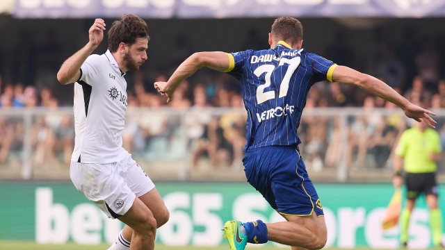 VERONA, ITALY - AUGUST 18: Khvicha Kvaratskhelia of Napoli SSC competes for the ball with Pawe Dawidowicz of Hellas Verona FC during the Serie A match between Hellas Verona and Napoli at Stadio Marcantonio Bentegodi on August 18, 2024 in Verona, Italy. (Photo by Emmanuele Ciancaglini/Getty Images)