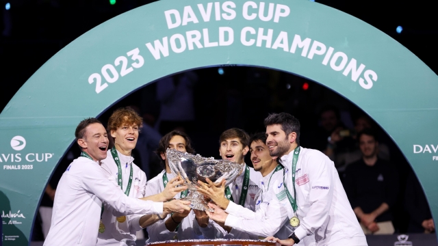 MALAGA, SPAIN - NOVEMBER 26: (L-R) Filippo Volandri, Jannik Sinner, Lorenzo Musetti, Matteo Arnaldi, Lorenzo Sonego and Simone Bolelli of Italy lift the Davis Cup Trophy after their teams victory during the Davis Cup Final match against Australia at Palacio de Deportes Jose Maria Martin Carpena on November 26, 2023 in Malaga, Spain. (Photo by Clive Brunskill/Getty Images for ITF)