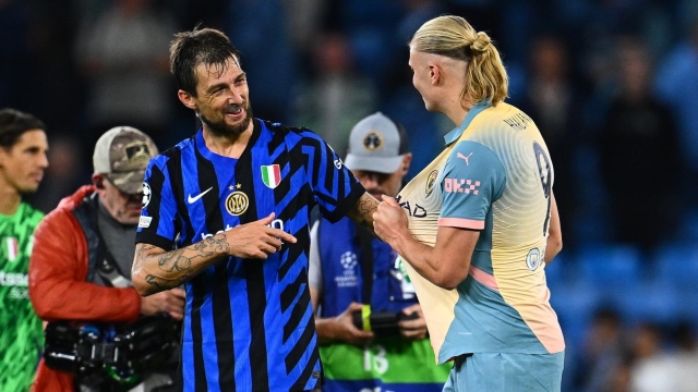 MANCHESTER, ENGLAND - SEPTEMBER 18:   Erling Haaland of Manchester City reacts with Francesco Acerbi of FC Internazionale at the end of the UEFA Champions League 2024/25 League Phase MD1 match between Manchester City and FC Internazionale Milano at City of Manchester Stadium on September 18, 2024 in Manchester, England. (Photo by Mattia Ozbot - Inter/Inter via Getty Images)