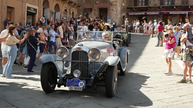 Le vetture del Gran Premio Nuvolari attraversano l'Italia