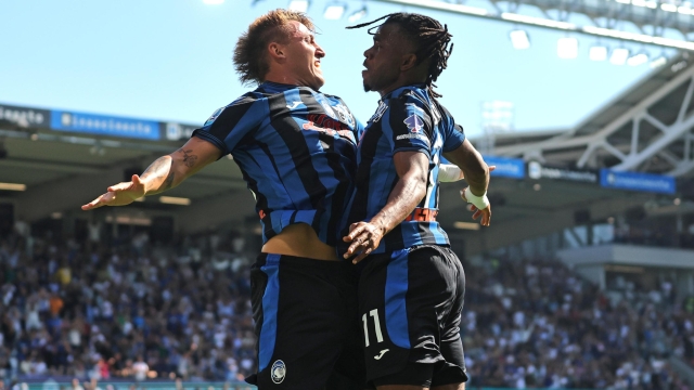 Atalanta's Ademola Lookman celebrates after goal 3-2 with his teammate Mateo Retegui during the Italian Serie A soccer match Atalanta BC vs ACF Fiorentina at Gewiss Stadium in Bergamo, Italy, 15 September 2024. ANSA/MICHELE MARAVIGLIA