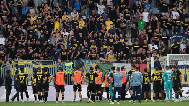 Il Frosinone contestato a fine gara durante la partita tra Frosinone e Bari del Campionato italiano di calcio Serie BKT 2024/2025 - Stadio Benito Stirpe, Frosinone, Italia - 22 Settembre  2024 - Sport (Photo by Alessandro Garofalo/LaPresse)     during the Serie BKT soccer match between Frosinone and Bari at the Benito Stirpe  Stadium in Frosinone, southern italy - Sunday, September 22 , 2024. Sport - Soccer .  (Photo by Alessandro Garofalo/LaPresse)