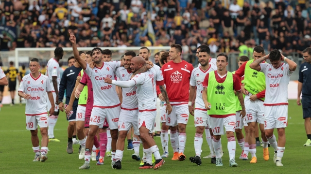 Il Bari esulta a fine gara durante la partita tra Frosinone e Bari del Campionato italiano di calcio Serie BKT 2024/2025 - Stadio Benito Stirpe, Frosinone, Italia - 22 Settembre  2024 - Sport (Photo by Alessandro Garofalo/LaPresse)     during the Serie BKT soccer match between Frosinone and Bari at the Benito Stirpe  Stadium in Frosinone, southern italy - Sunday, September 22 , 2024. Sport - Soccer .  (Photo by Alessandro Garofalo/LaPresse)