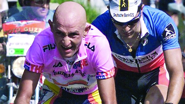 l'Italien Marco Pantani (G) et le Français Laurent Jalabert (D) sont en action, le 30 mai 1999 dans la montée vers le Sanctuaire d'Oropa, lors de la 15e étape de la 82e édition du Tour d'Italie cycliste, entre Racconigi et Oropa. L'Italien Marco Pantani remporte l'étape devant le Français Laurent Jalabert et conforte sa place de leader au classement général. (IMAGE ELECRTONIQUE) (Photo by PASCAL PAVANI / AFP)