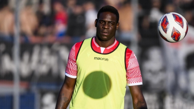 epa10157748 Sion's forward Mario Balotelli of Italy goes through warm-up routines during the Swiss Super League soccer match between FC Sion and FC Basel, at the stade de Tourbillon stadium, in Sion, Switzerland, 03 September 2022.  EPA/JEAN-CHRISTOPHE BOTT