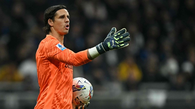 Inter Milan's Swiss goalkeeper #01 Yann Sommer gestures during the Italian Serie A football match between Inter Milan and Juventus at San Siro stadium in Milan, on October 27, 2024. (Photo by Gabriel BOUYS / AFP)