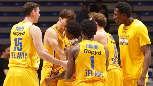 epa11694982 Maccabi's Saben Lee (C) celebrates with teammates after scoring the winning basket during the Euroleague basketball match between Maccabi Tel Aviv and Real Madrid in Belgrade, Serbia, 31 October 2024.  EPA/ANDREJ CUKIC